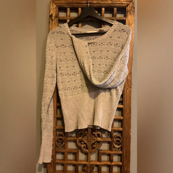 Elegant Cream Women's Sweater Sleeping on Snow - Picture 1 of 2